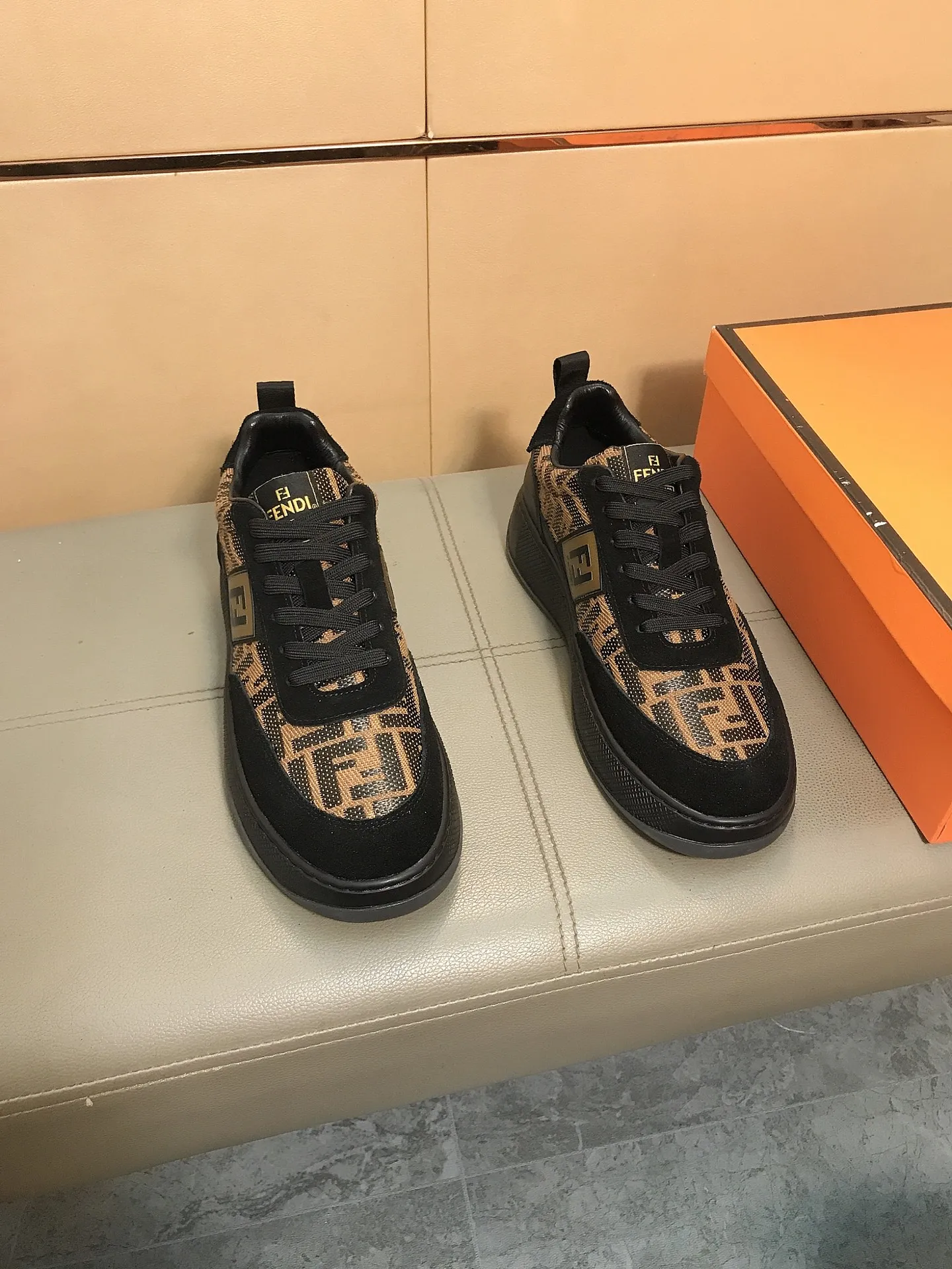 Ex-factory price 420 🔆🔆👉Fendi [Fendi] Men's new low-cut casual shoes are on the market🔥The shoe body is made of brand-specific printed fabric nubuck leather, with sheepskin lining for feet, breathable and does not cover the feet! Fashionable casual shoes 🙈Outsole is ultra-light, non-slip and wear-resistant👣 Standard size 38-44